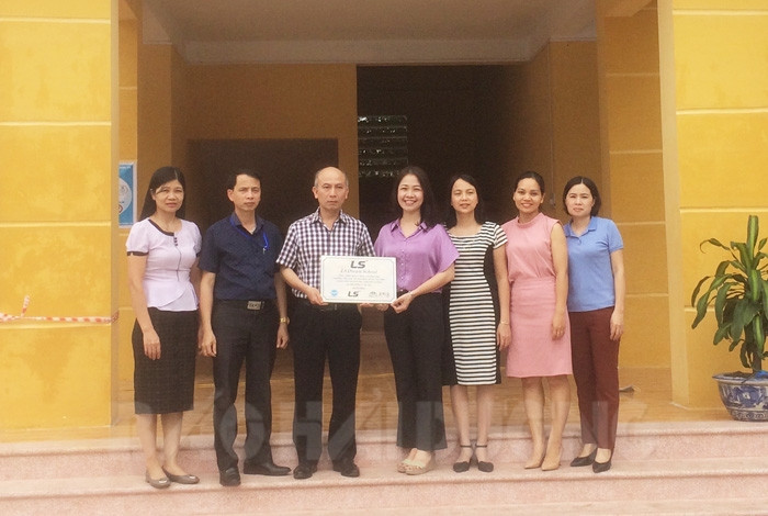 Classrooms handed over in An Thuong commune